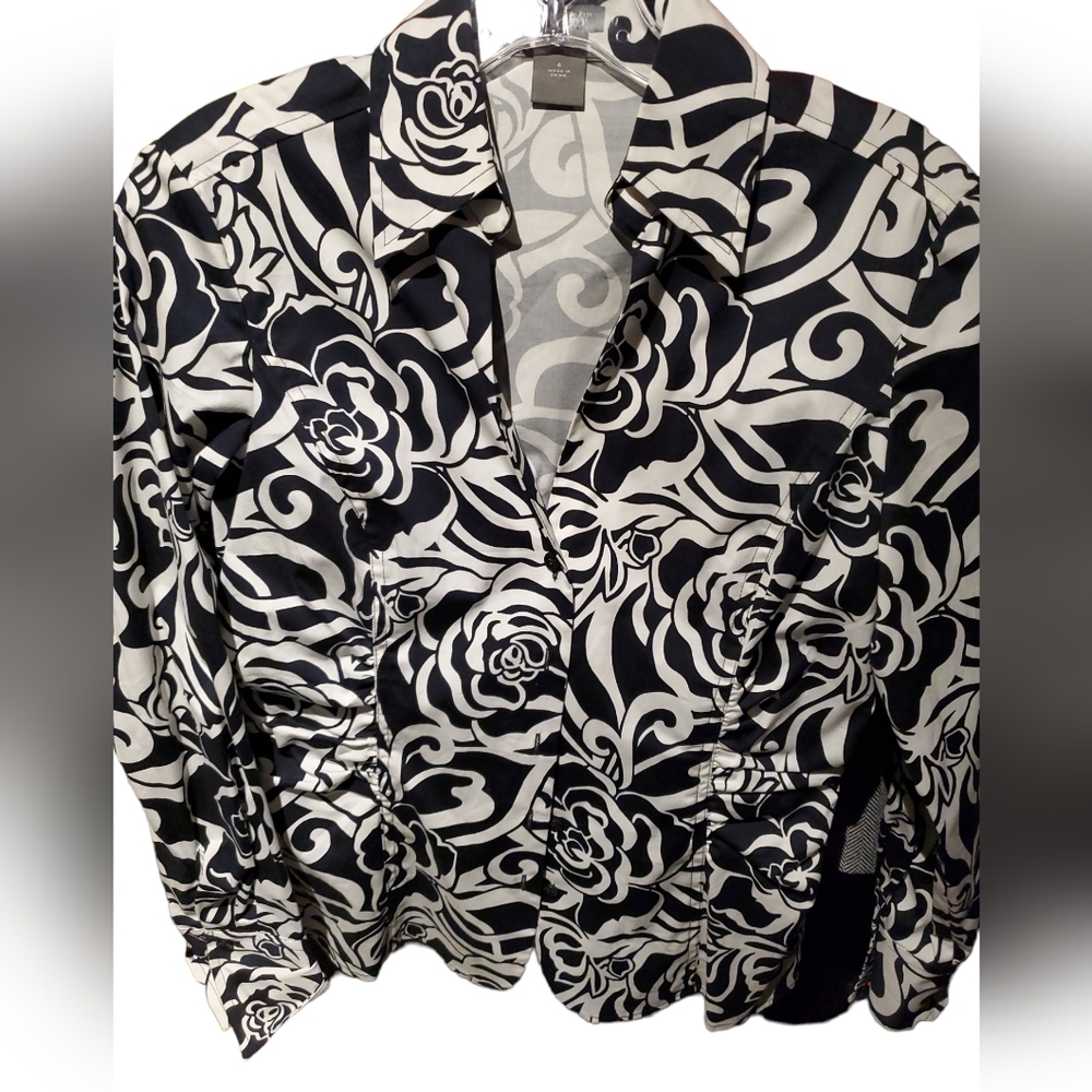 Ann Taylor Black White Design blouse women’s size 4